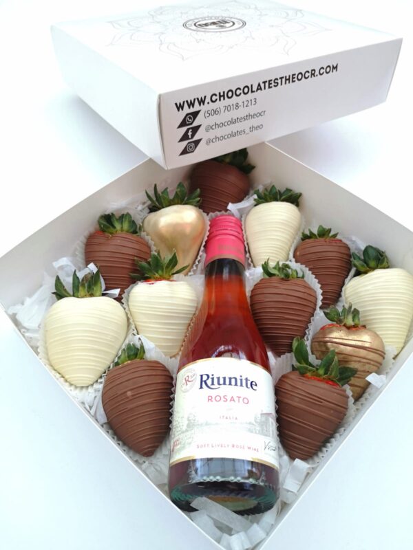 Caja con fresas con chocolate y botellita de vino Riunite