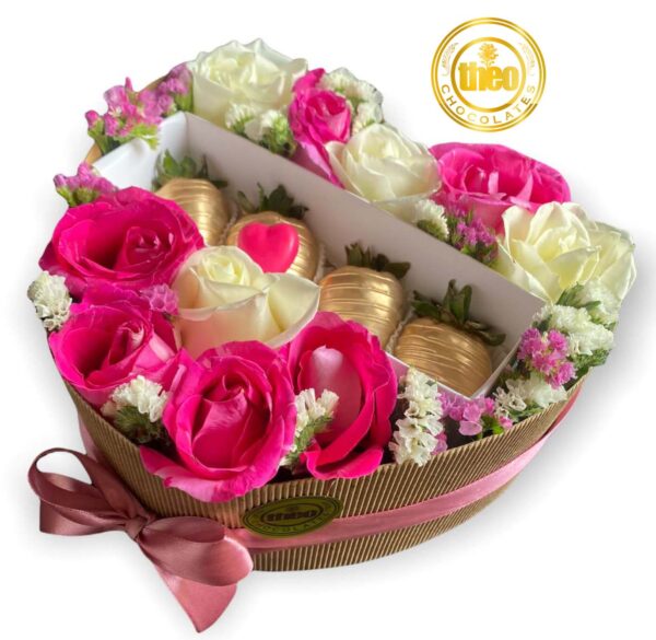 Caja corazón con rosas y fresas con chocolate