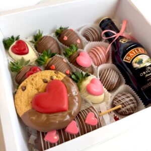 Caja fresas, bombones, galleta y Baileys