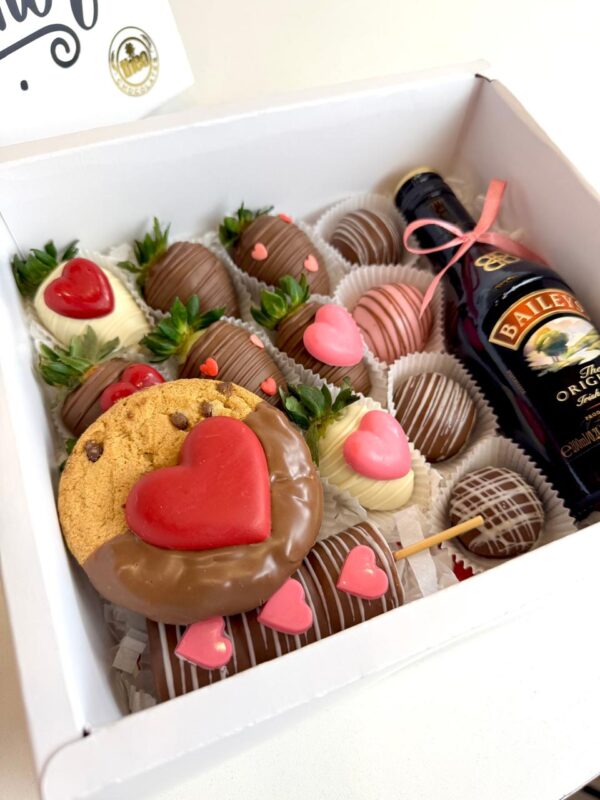 Caja fresas, bombones, galleta y Baileys