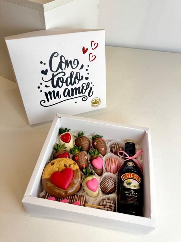 Caja fresas, bombones, galleta y Baileys